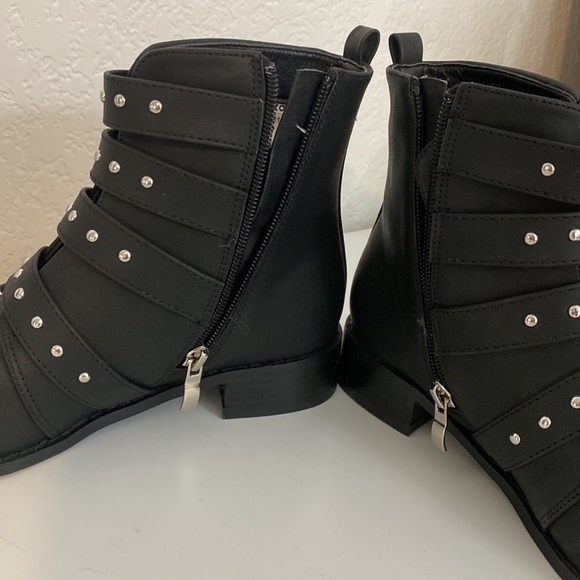 Black & Silver zip up boots with buckles. Size 7 - Picture 5 of 5